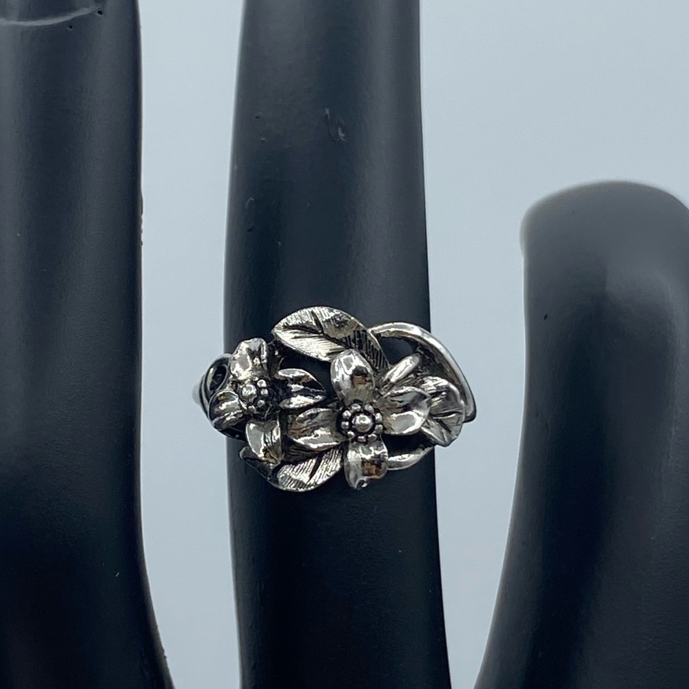 Vintage Avon Antique Silver Tone Flower Ring Textured Floral 3-D Adjustable 4-5